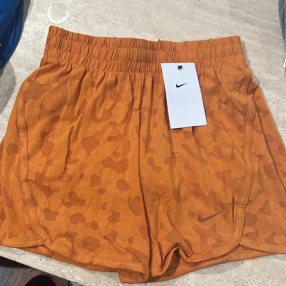 Nike‎ Girls Dri Fit Breezy High Waisted Training Shorts FB1095 815 NWT Size M - Picture 2 of 4